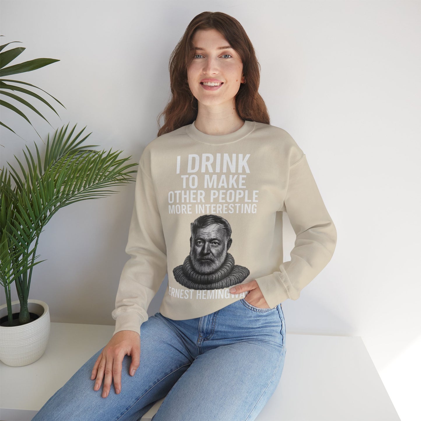 Hemingway Zitat Sweatshirt – "I Drink to Make Other People More Interesting" | Literaten & Genießer Pullover-Sweatshirt-True Insights