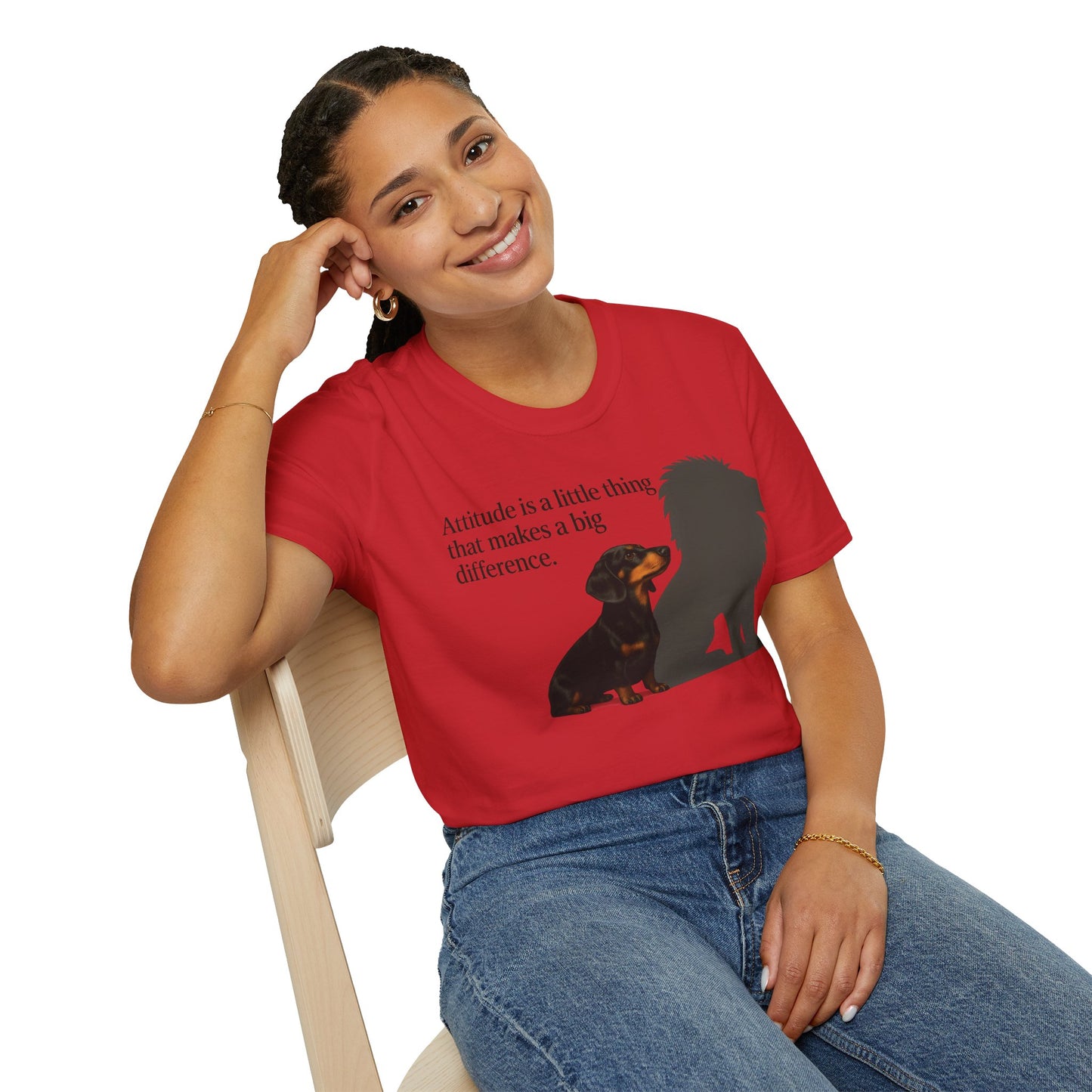 Dackel Shirt mit Spruch – „Attitude is a little thing…“ | Inspirierendes Motiv mit Löwen-Schatten – Lustiges T-Shirt | True Insights – Bild 34