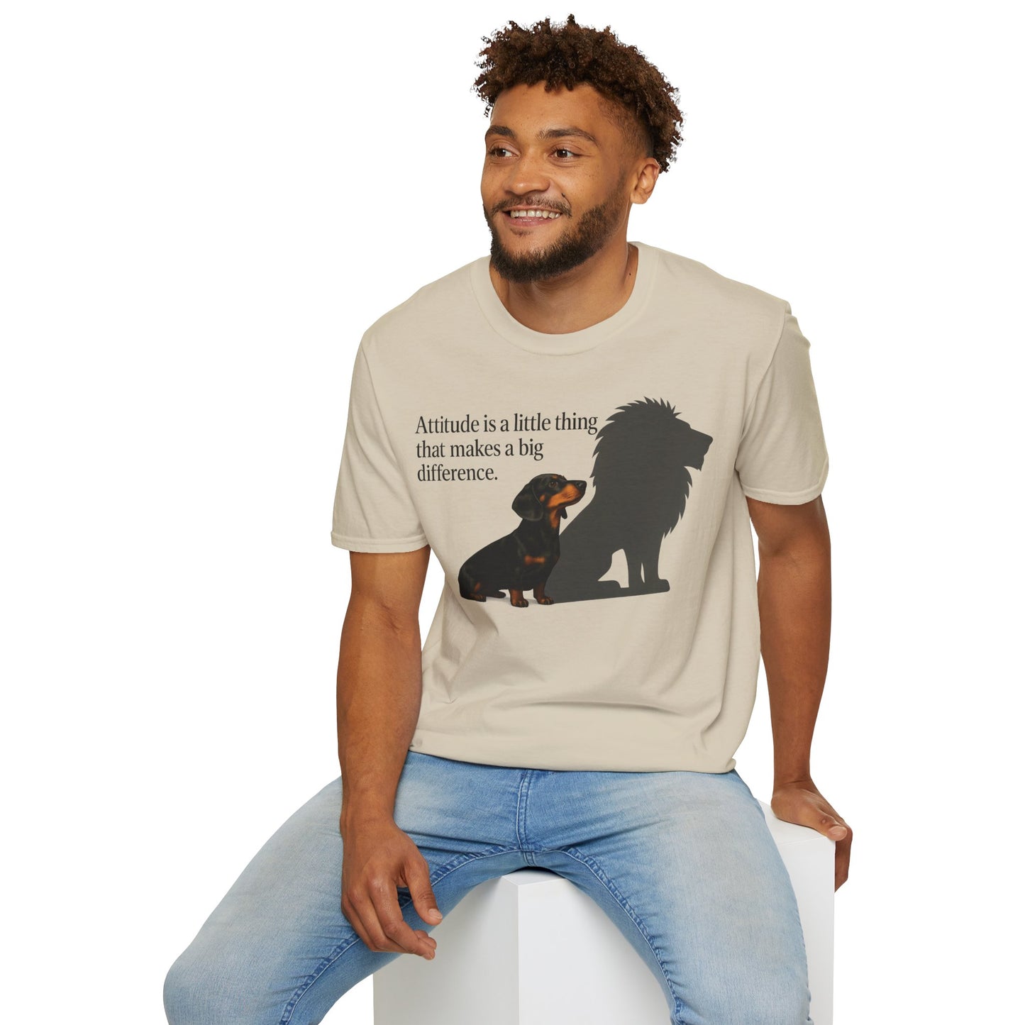 Dackel Shirt mit Spruch – „Attitude is a little thing…“ | Inspirierendes Motiv mit Löwen-Schatten – Lustiges T-Shirt | True Insights – Bild 35