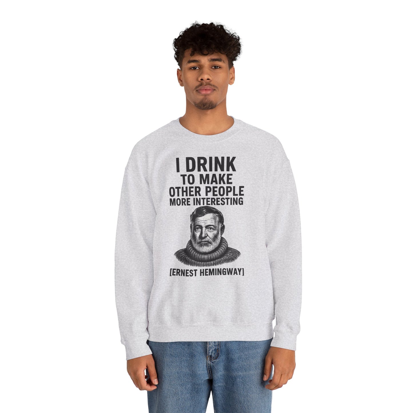 Hemingway Zitat Sweatshirt – "I Drink to Make Other People More Interesting" | Literaten & Genießer Pullover-Sweatshirt-True Insights
