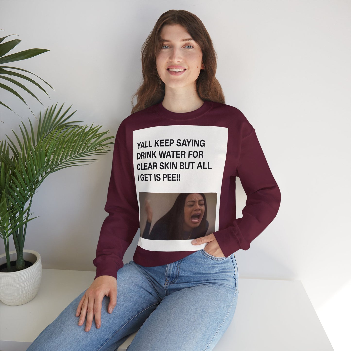 Sweatshirt – Sarkastisches Meme-Sweatshirt – „Drink Water for Skin… all I get is Pee!“ | True Insights Design mit Humor