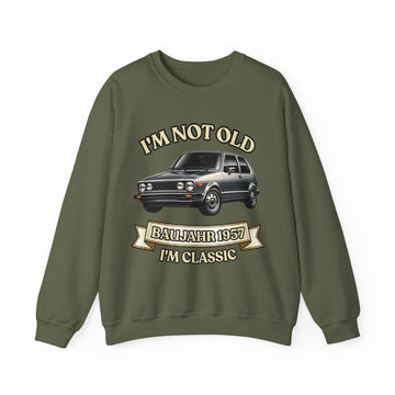 Geschenk zum 70. Geburtstag – Pullover Jahrgang 1957 VW Golf – Military Green – Vorderseite