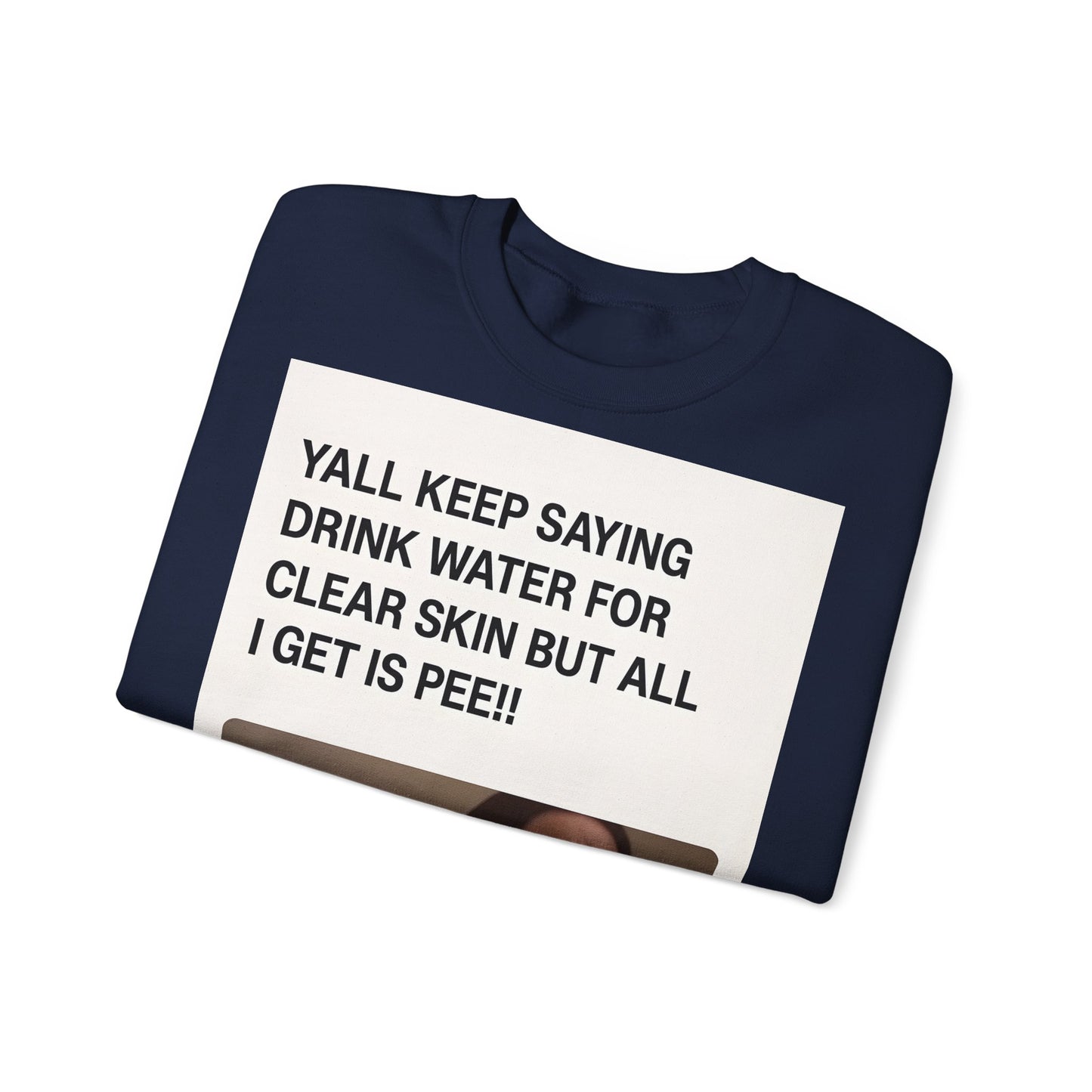 Sweatshirt – Sarkastisches Meme-Sweatshirt – „Drink Water for Skin… all I get is Pee!“ | True Insights Design mit Humor