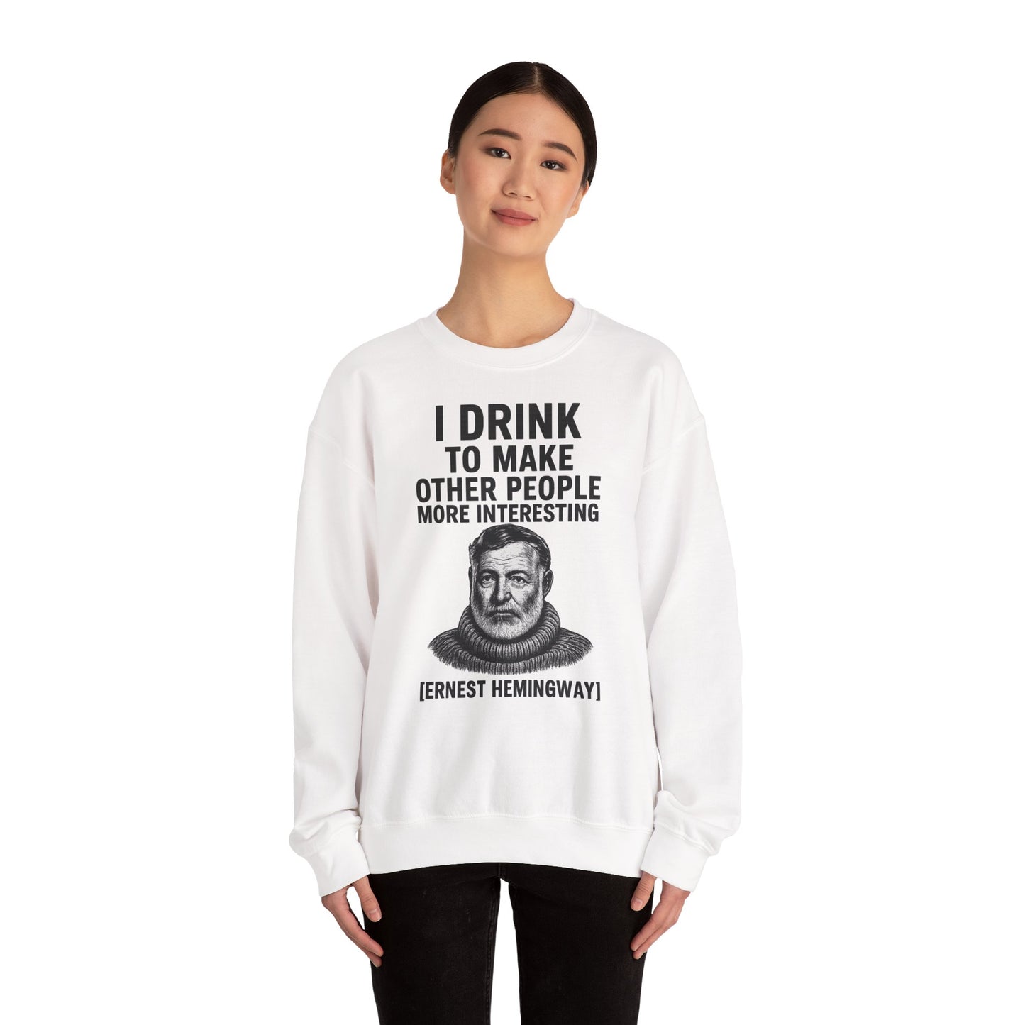 Hemingway Zitat Sweatshirt – "I Drink to Make Other People More Interesting" | Literaten & Genießer Pullover-Sweatshirt-True Insights
