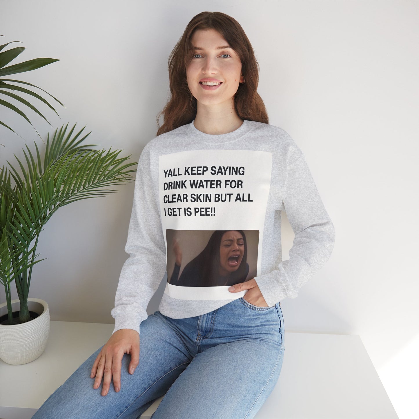 Sweatshirt – Sarkastisches Meme-Sweatshirt – „Drink Water for Skin… all I get is Pee!“ | True Insights Design mit Humor