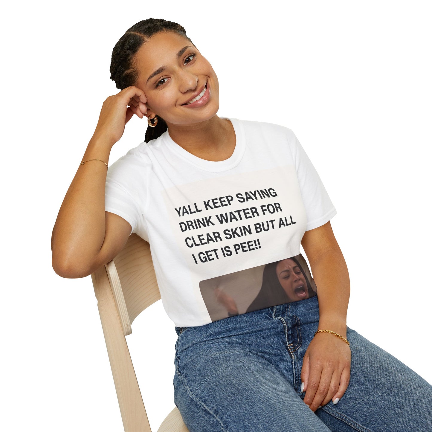 YALL KEEP SAYING DRINK WATER FOR CLEAR SKIN BUT ALL I GET IS PEE!! – Freches Satire-Design für mutige Statements | True Insights