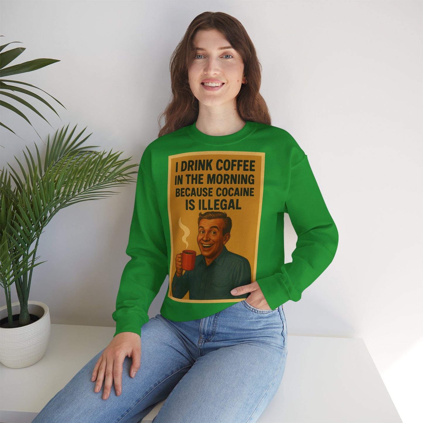 Sweatshirt – Drink Coffee Because Cocaine is Illegal – Lustiges Kaffee-Sweatshirt im Retro-Stil | True Insights Design mit Humor