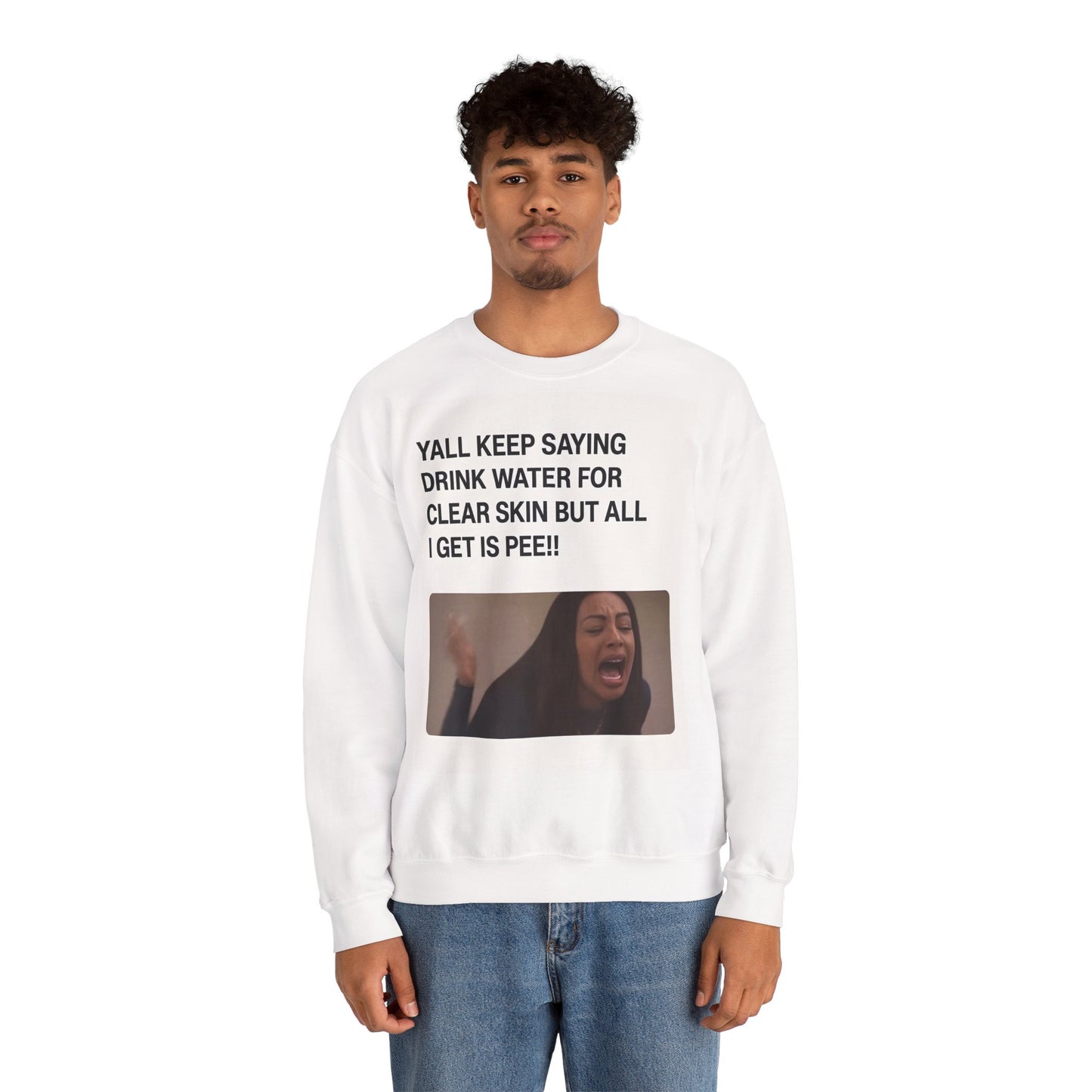 Sweatshirt – Sarkastisches Meme-Sweatshirt – „Drink Water for Skin… all I get is Pee!“ | True Insights Design mit Humor