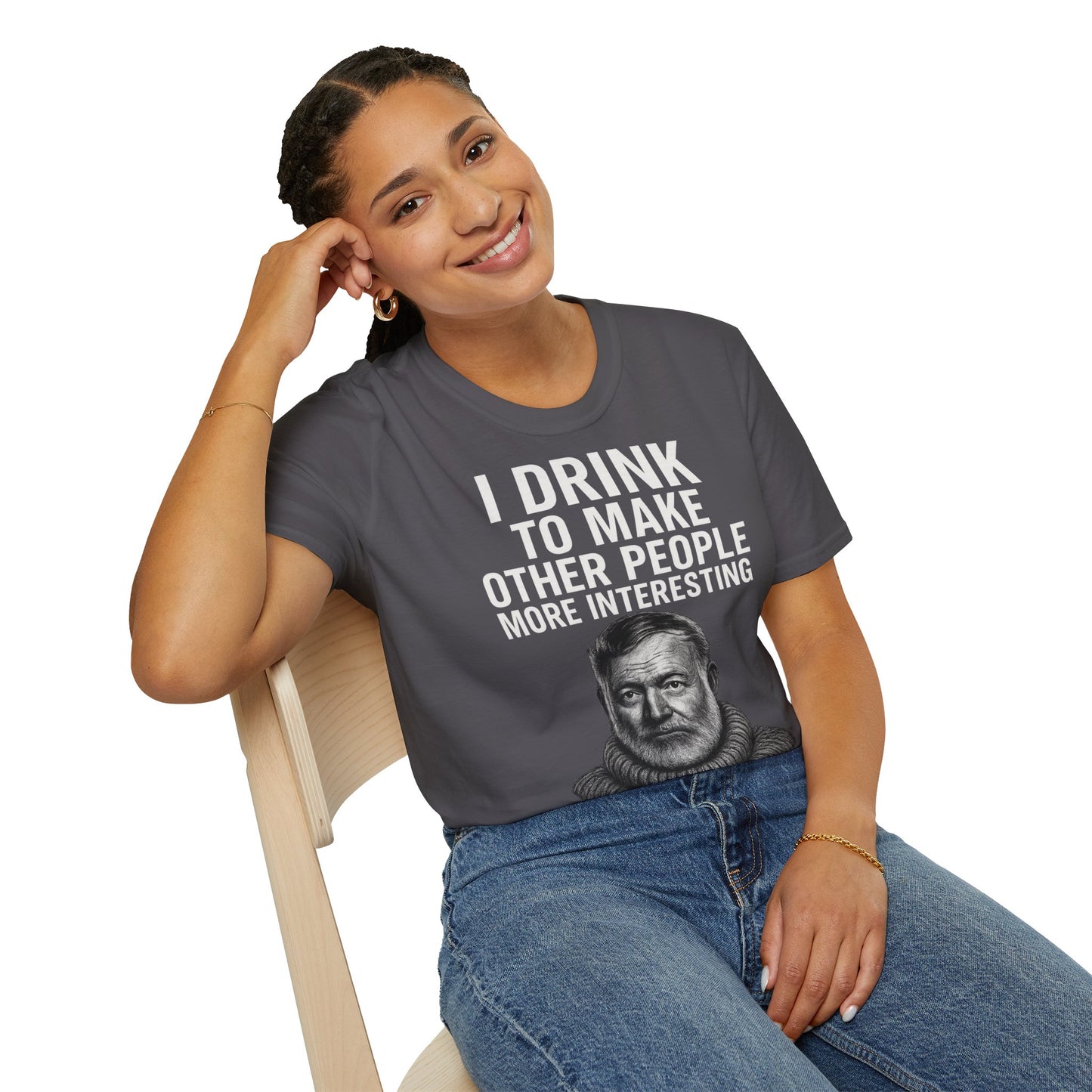 „I drink to make other people more interesting.“ no Background – Ernest Hemingway – Freches Satire-Design für mutige Statements | True Insights