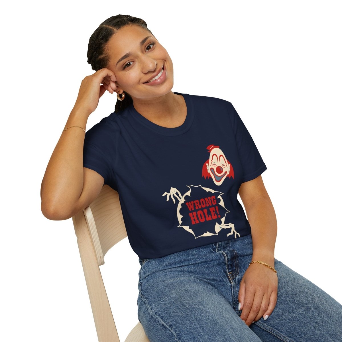 Wrong Hole! – Provokantes T-Shirt mit Clown und schwarzem Humor – Freches Satire-Design für mutige Statements | True Insights