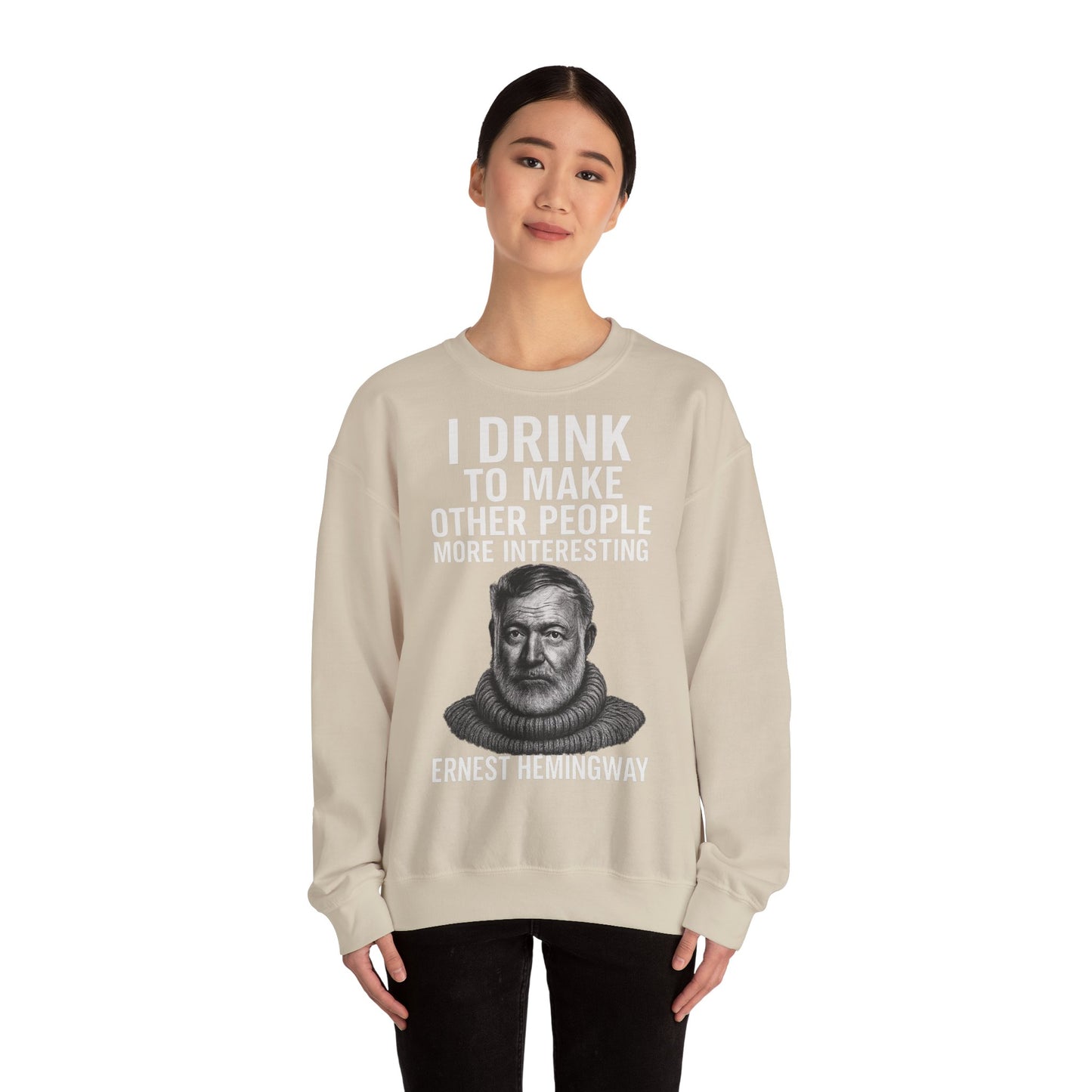 Hemingway Zitat Sweatshirt – "I Drink to Make Other People More Interesting" | Literaten & Genießer Pullover-Sweatshirt-True Insights