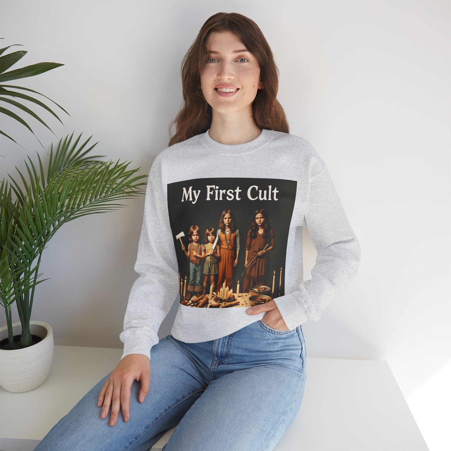 Sweatshirt – Kultig gruselig: „My First Cult“-Sweatshirt – Dark Humor für Fortgeschrittene | True Insights Design mit Humor