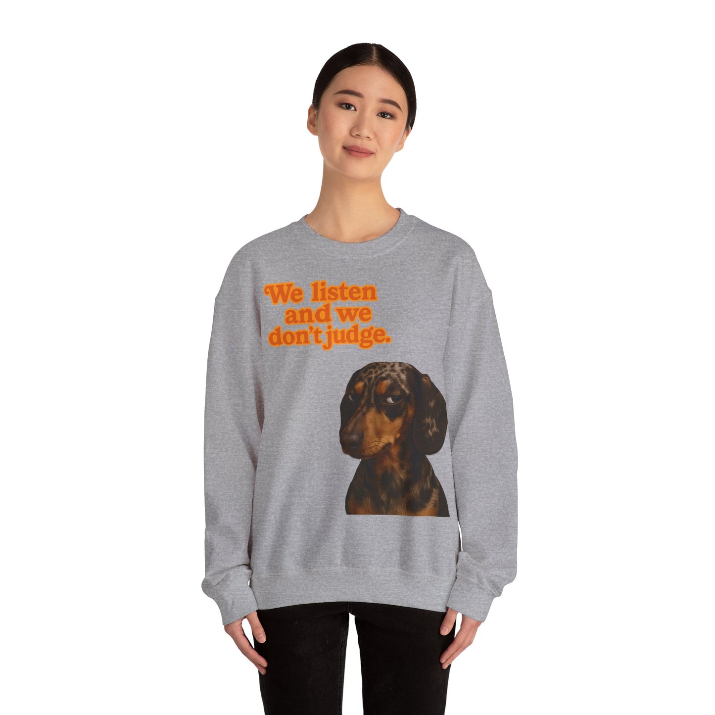 Dackel-Sweatshirt mit Retro-Print & dem Spruch „We listen and we don’t judge.“ Für Hundefans mit Humor – bequem, warm & voller Charakter. – Lustiges Sweatshirt | True Insights – Bild 30