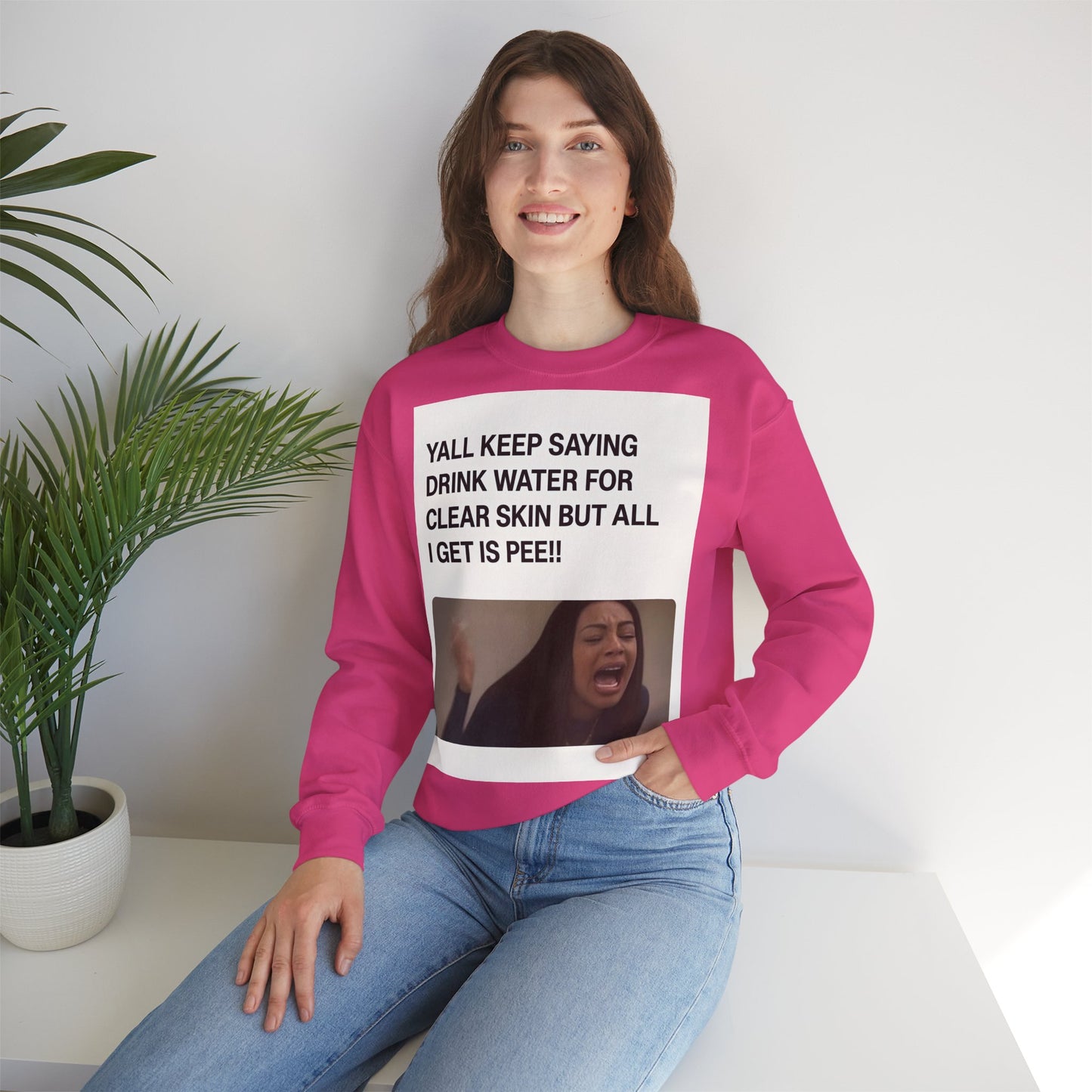 Sweatshirt – Sarkastisches Meme-Sweatshirt – „Drink Water for Skin… all I get is Pee!“ | True Insights Design mit Humor