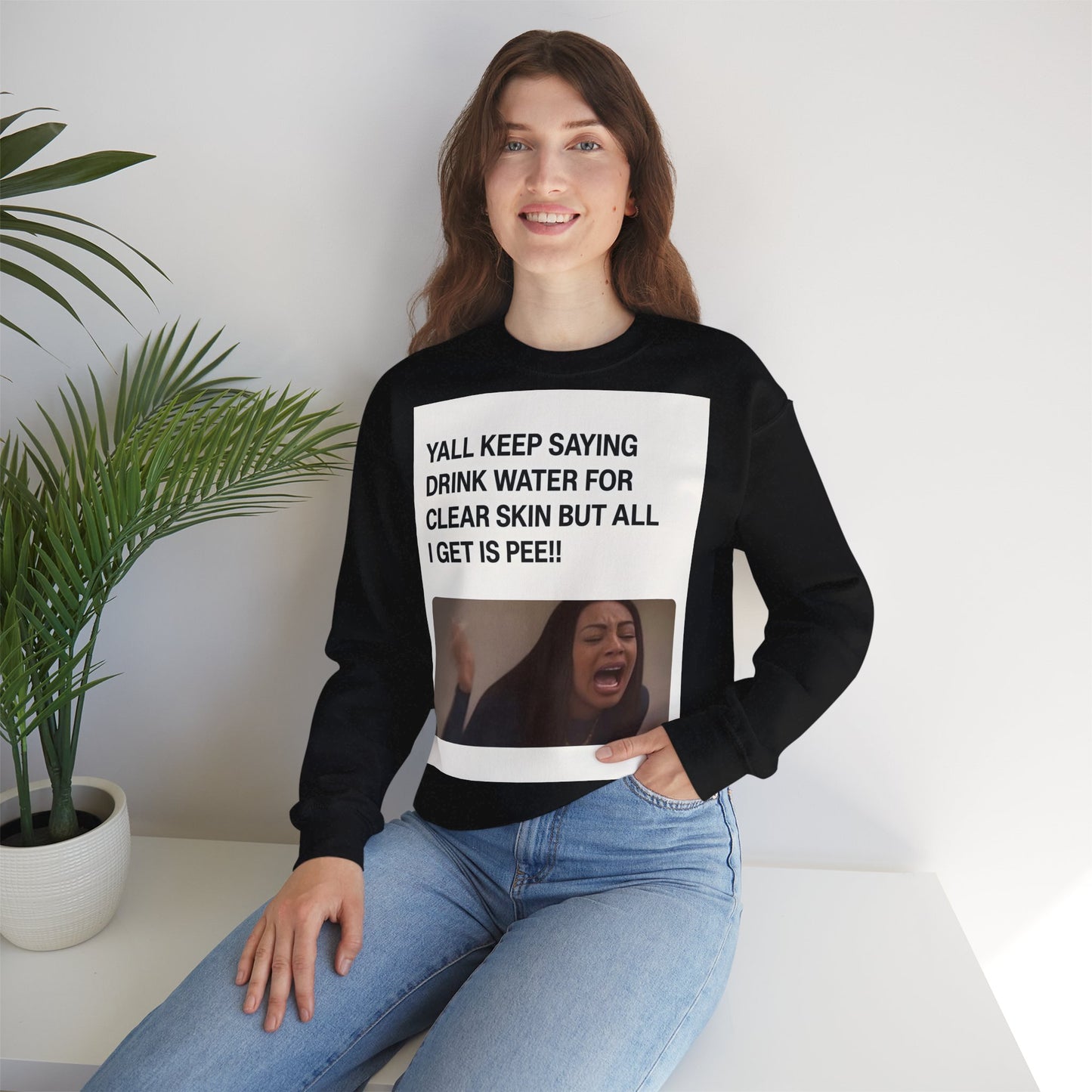 Sweatshirt – Sarkastisches Meme-Sweatshirt – „Drink Water for Skin… all I get is Pee!“ | True Insights Design mit Humor