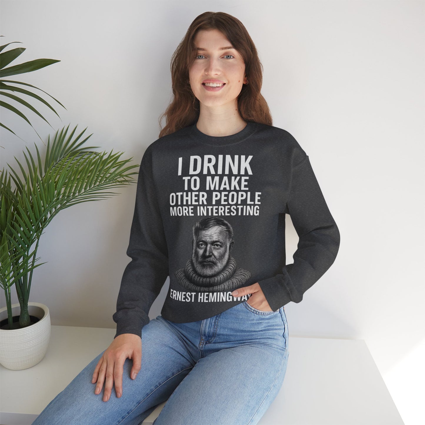 Hemingway Zitat Sweatshirt – "I Drink to Make Other People More Interesting" | Literaten & Genießer Pullover-Sweatshirt-True Insights