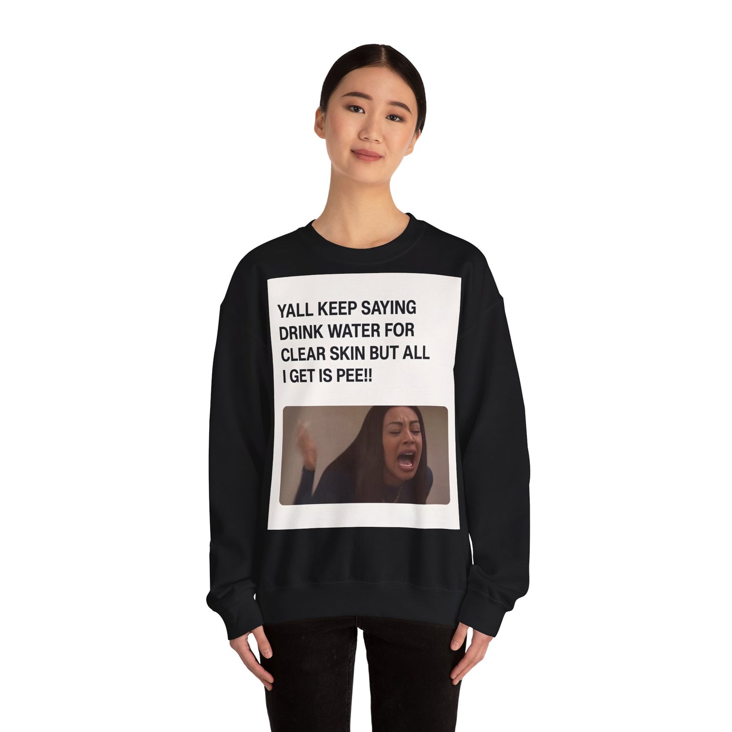 Sweatshirt – Sarkastisches Meme-Sweatshirt – „Drink Water for Skin… all I get is Pee!“ | True Insights Design mit Humor