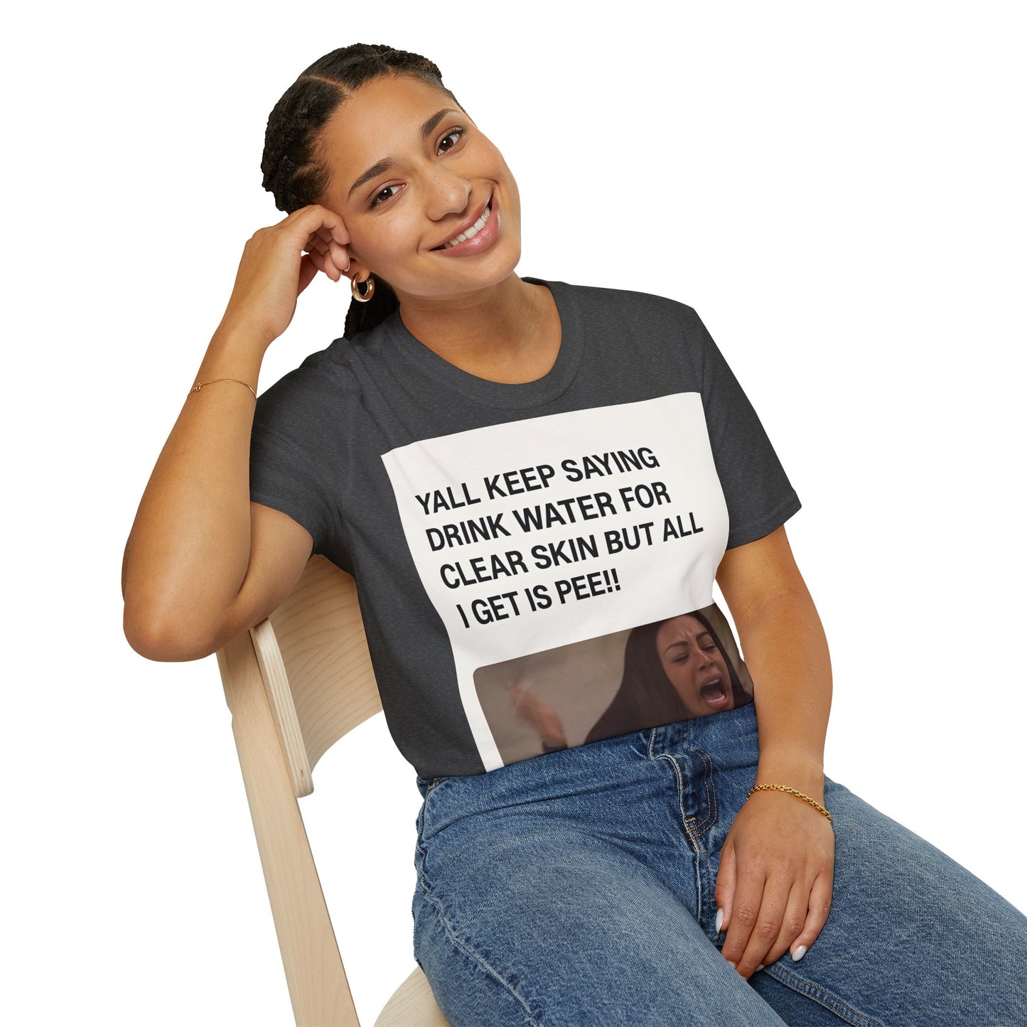 YALL KEEP SAYING DRINK WATER FOR CLEAR SKIN BUT ALL I GET IS PEE!! – Freches Satire-Design für mutige Statements | True Insights