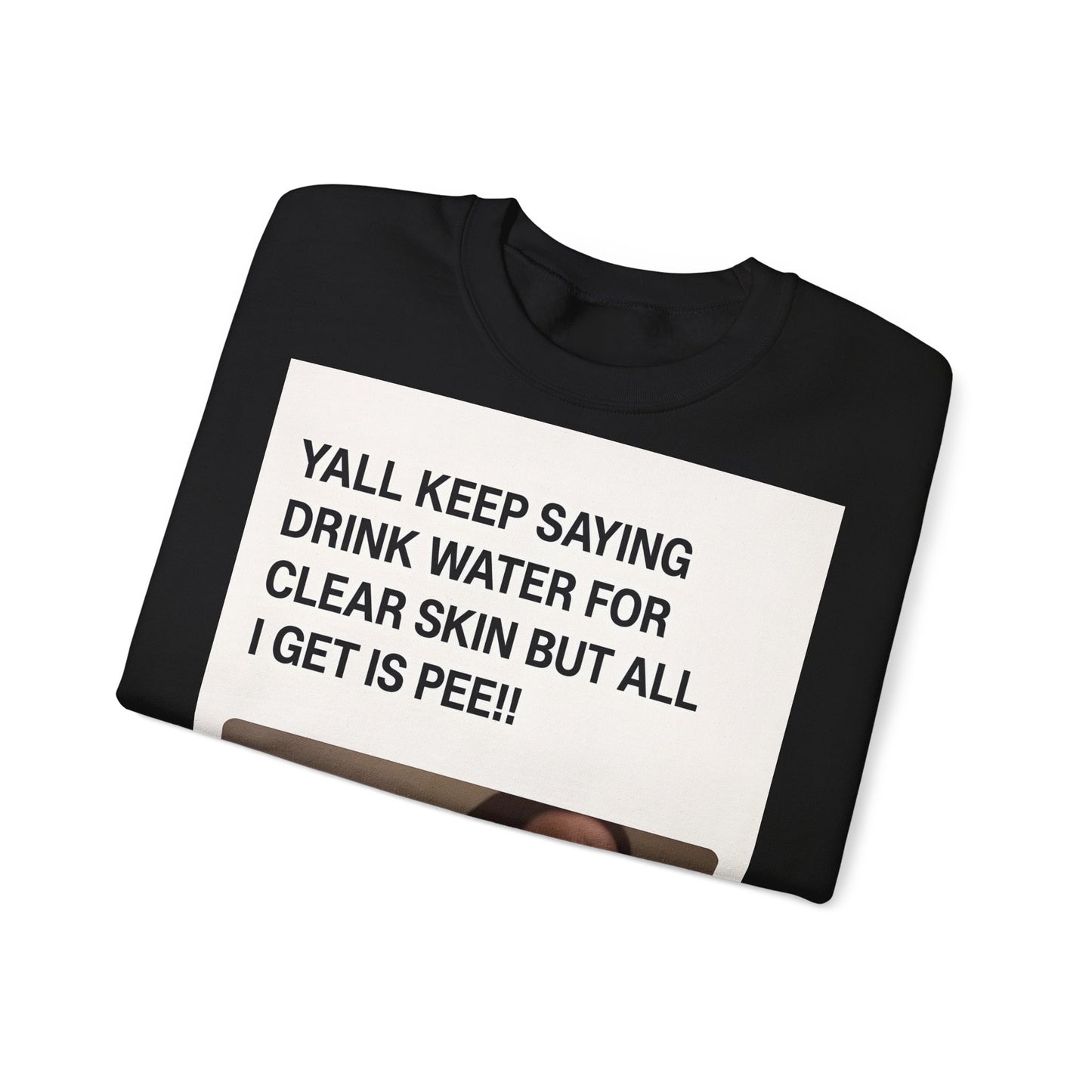 Sweatshirt – Sarkastisches Meme-Sweatshirt – „Drink Water for Skin… all I get is Pee!“ | True Insights Design mit Humor