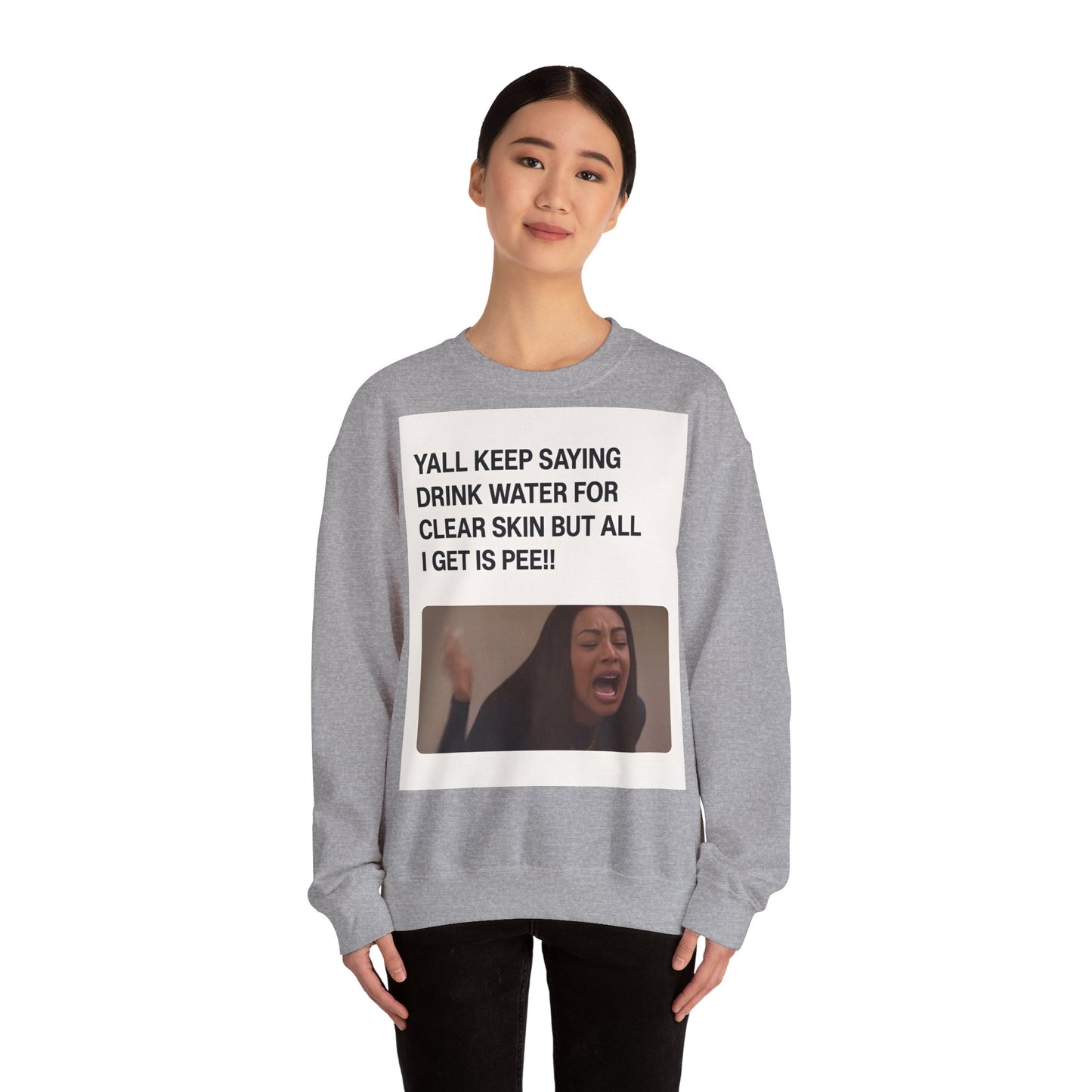 Sweatshirt – Sarkastisches Meme-Sweatshirt – „Drink Water for Skin… all I get is Pee!“ | True Insights Design mit Humor