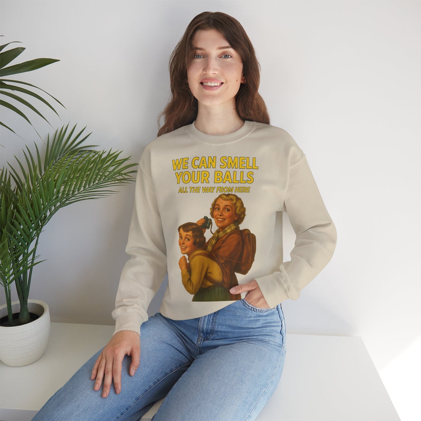 Sweatshirt – Vintage Sweatshirt – „We Can Smell Your Balls“ im Spioninnen-Stil | True Insights Design mit Humor