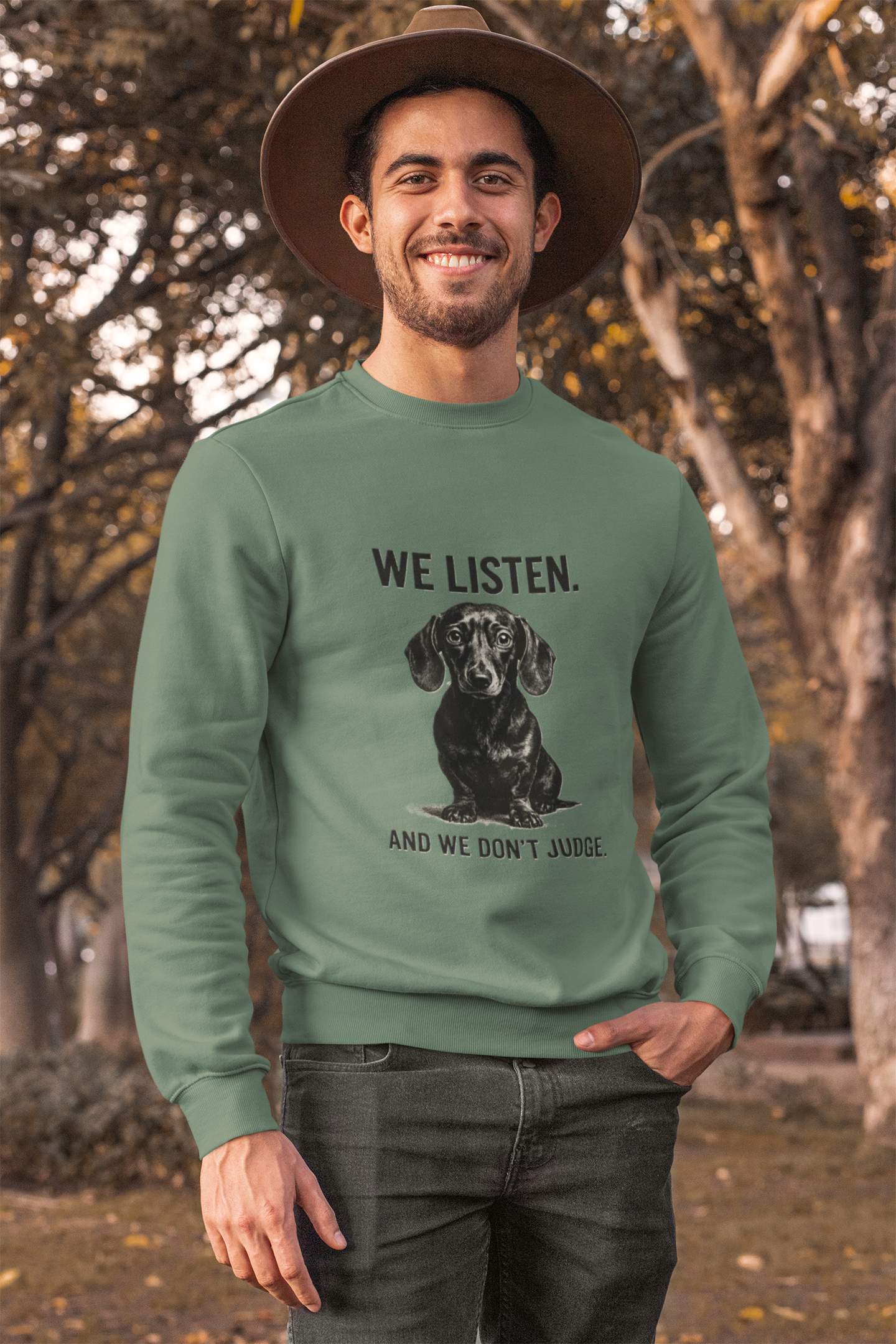 Sweatshirt „We Listen. And We Don’t Judge.“ – Dackel mit Herz & Humor-Sweatshirt-True Insights