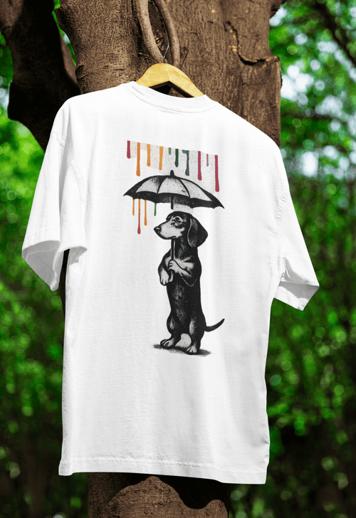 Weißes T-Shirt mit Dackel-Motiv Schirm und buntem Regen im Banksy-inspirierten Street-Art-Stil für Hundeliebhaber.