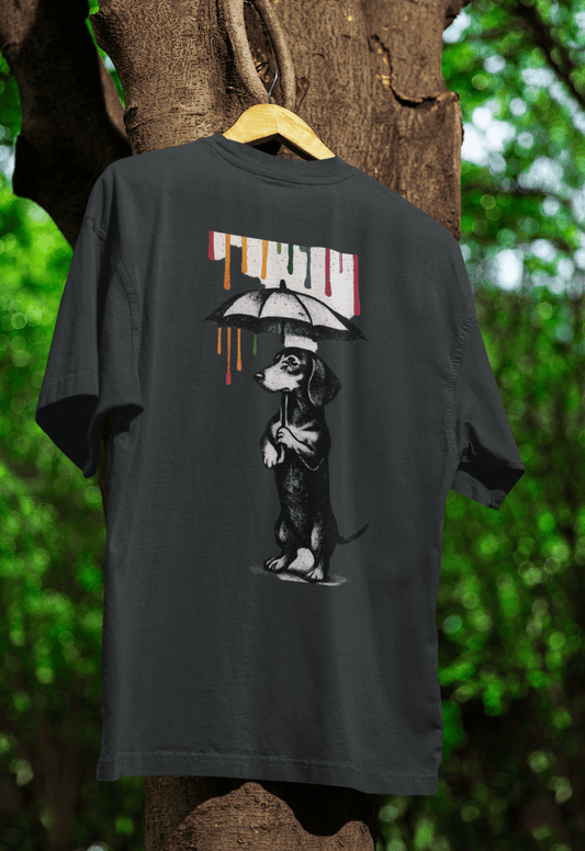 Schwarzes T-Shirt mit Dackel-Motiv Color-Rain im Banksy-inspirierten Street-Art-Stil für Urban-Fashion-Liebhaber.