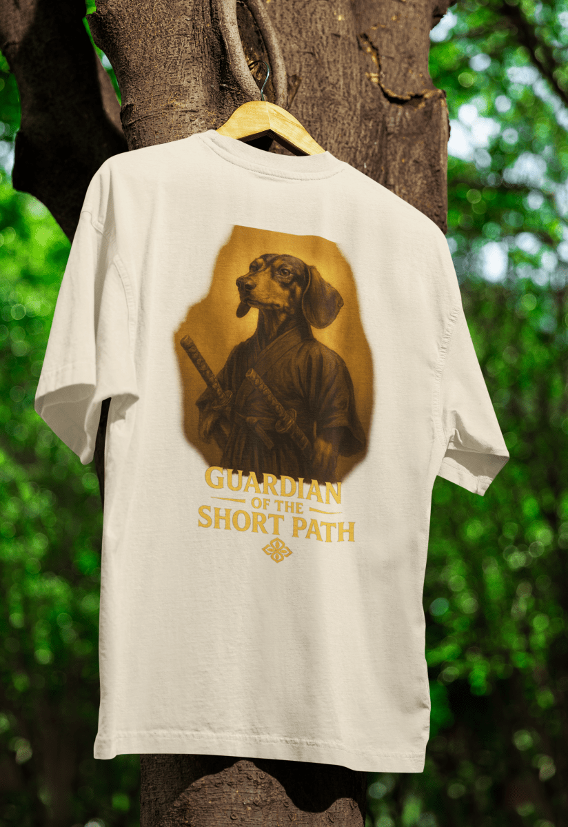 Creme T-Shirt mit Dackel Guardian-of-the-Short-Path im Fantasy-Vintage-Stil für Hundeliebhaber und Abenteurer.