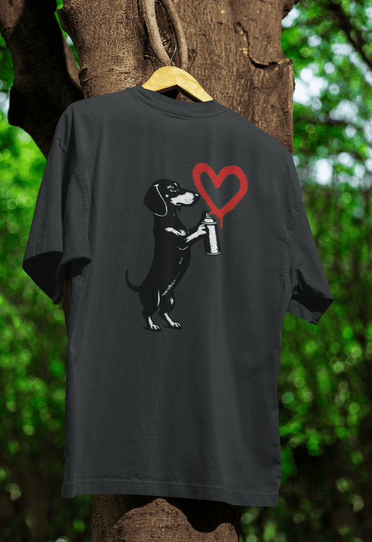 Dackel „Love Graffiti“ – Urban Street-Art T-Shirt voller Herz & Humor-True Insights