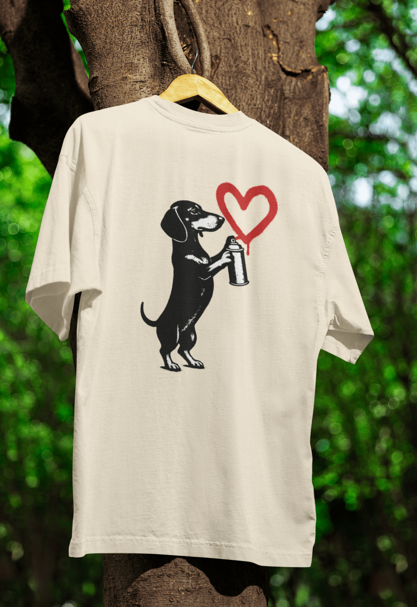 Dackel „Love Graffiti“ – Urban Street-Art T-Shirt voller Herz & Humor-True Insights