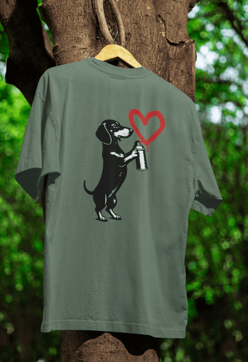 Dackel „Love Graffiti“ – Urban Street-Art T-Shirt voller Herz & Humor-True Insights