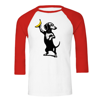 Weißes Raglan-Shirt mit roten Ärmeln und Dackel-Banane Motiv im Banksy-inspirierten Street-Art-Stil für Hundeliebhaber.