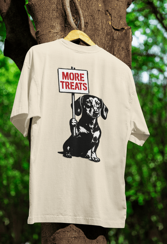 Creme T-Shirt mit Dackel More-Treats im Protestkunst-Stil fuer Hundefreunde.