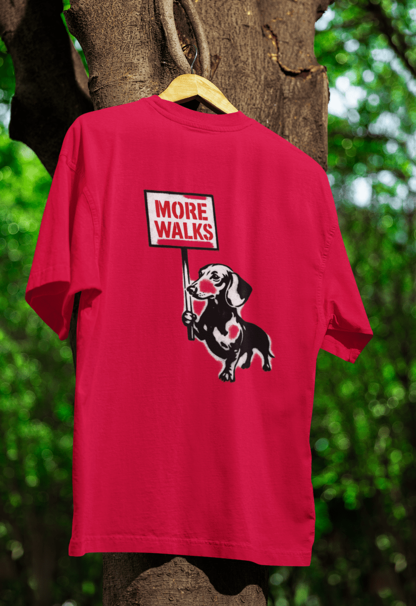 Rotes T-Shirt mit Schriftzug More-Walks und Dackel-Motiv im Street-Art-Stil fuer Hundeliebhaber.