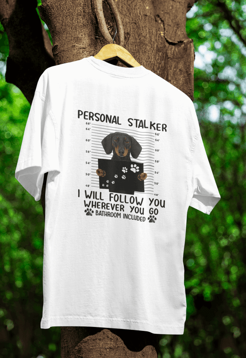 Weißes T-Shirt mit Schriftzug Personal-Stalker und Dackel-Mugshot im Comic-Stil für Hundeliebhaber.
