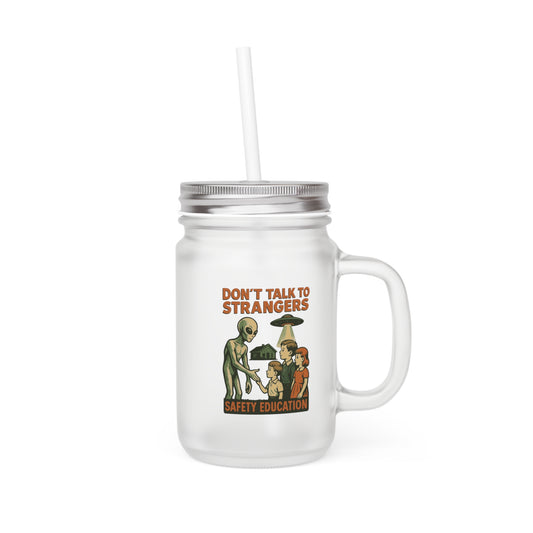 Don’t Talk to Strangers – Retro Alien Jar Mug | Satirisches Glas mit Botschaft – Freches Satire-Design für mutige Statements | True Insights
