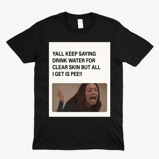 Schwarzes T-Shirt mit Schriftzug Yall-Keep-Saying-Drink-Water-For-Clear-Skin-But-All-I-Get-Is-Pee im Meme-Moto-Stil fuer Humor-Liebhaber.