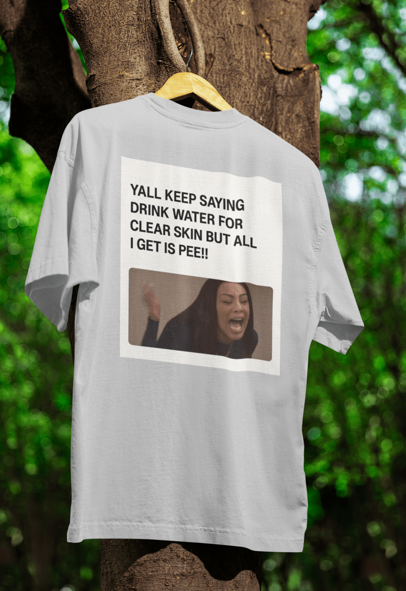 Weißes T-Shirt mit Schriftzug Yall-Keep-Saying-Drink-Water-For-Clear-Skin-But-All-I-Get-Is-Pee und Meme-Bild im Barbie-Meme-Stil für Humor-Liebhaber.