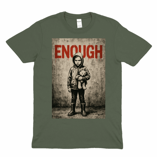 Olivgrünes T-Shirt mit Schriftzug Enough im Banksy-inspirierten Street-Art-Stil, zeigt Kind mit Teddybär vor grauer Betonwand fuer Aktivisten.