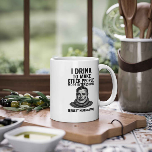 Zeigt eine weiße, glänzende Keramiktasse in Frontansicht mit Ernest Hemingway-Porträt und Zitat, von True Insights.