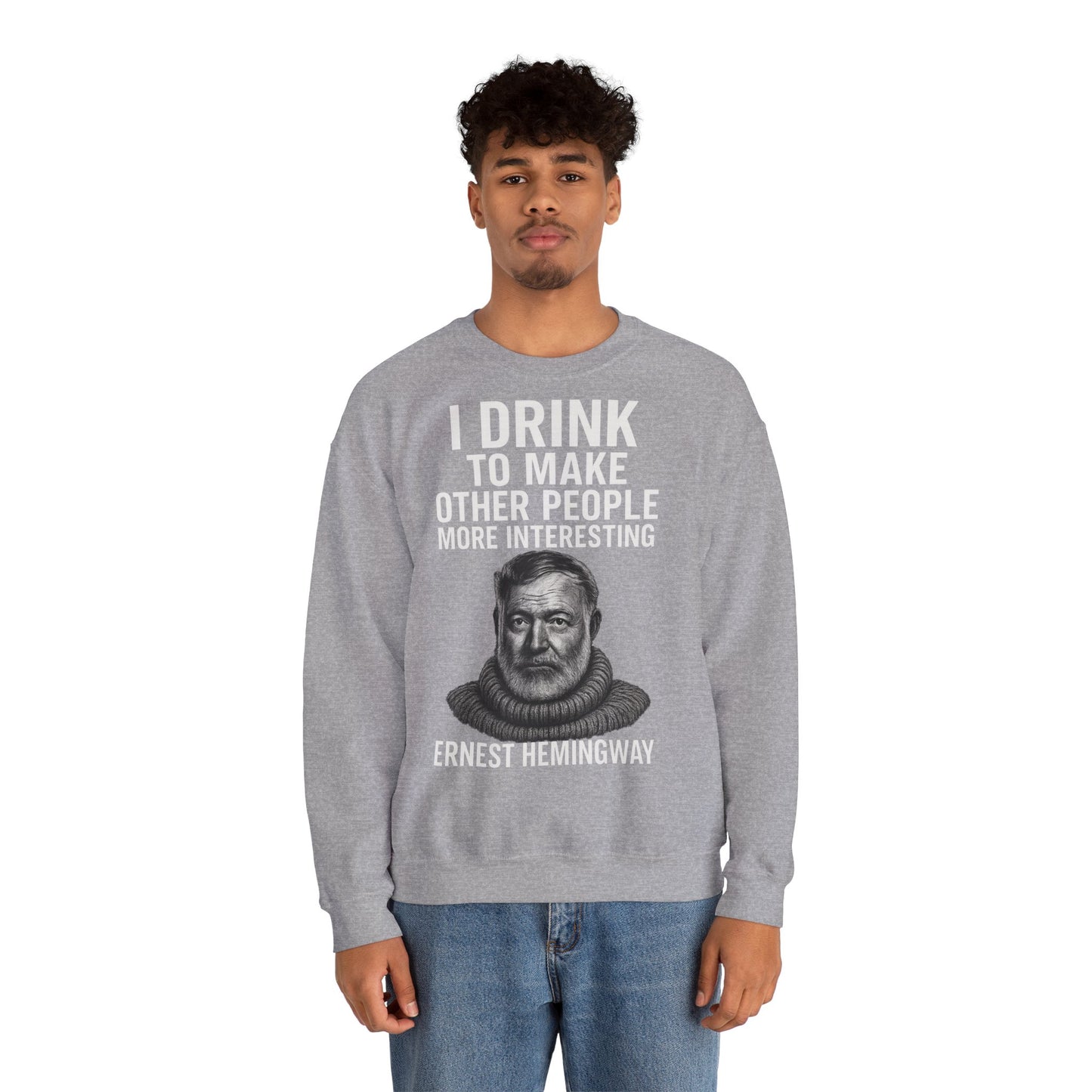 Hemingway Zitat Sweatshirt – "I Drink to Make Other People More Interesting" | Literaten & Genießer Pullover-Sweatshirt-True Insights