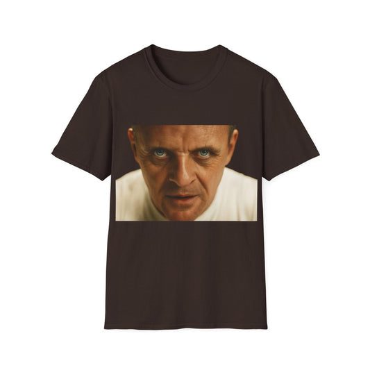 Schwarzes T-Shirt mit intensivem Porträt eines psychologischen Charakters im Retro-Horror-Stil von True Insights.