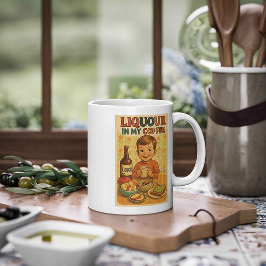 Die weiße Tasse zeigt frontal ein Retro-Design mit einem Kind, das am Frühstückstisch eine Wodkaflasche hochhält, von True Insights.