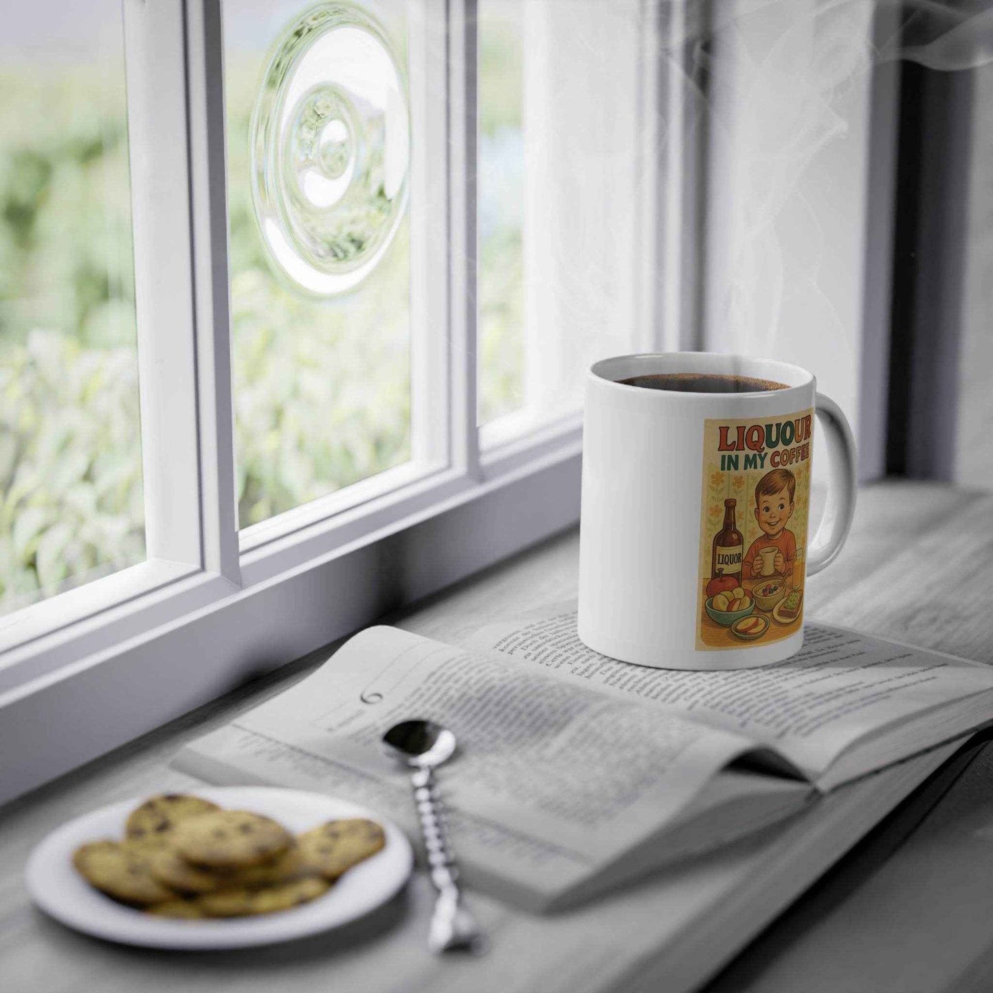 Die weiße, glänzende Keramiktasse zeigt eine seitliche Ansicht mit Retro-Motiv ‚LIQUOR IN MY COFFEE‘ und lachendem Kind, von True Insights.