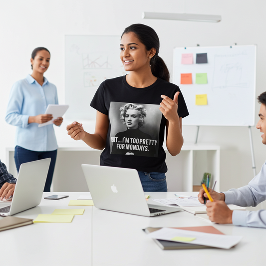 Marilyn Monroe T-Shirt – Too Pretty for Mondays Statement Shirt mit Retro-Charme-T-Shirt-True Insights