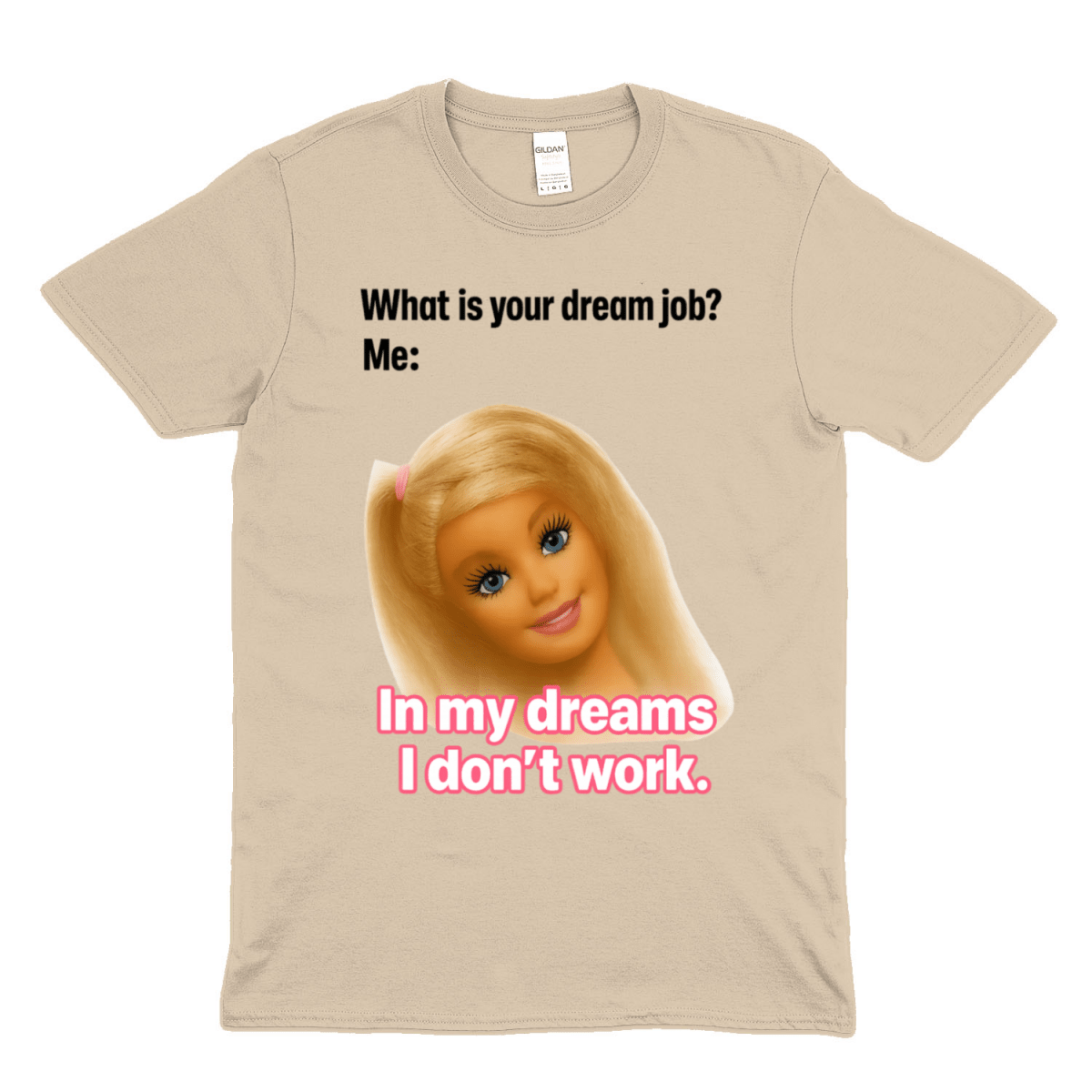 Beiges T-Shirt mit Schriftzug Traumjob-Satire und Barbie-Illustration im Barbie-Meme-Stil fuer Anti-Work-Humoristen.