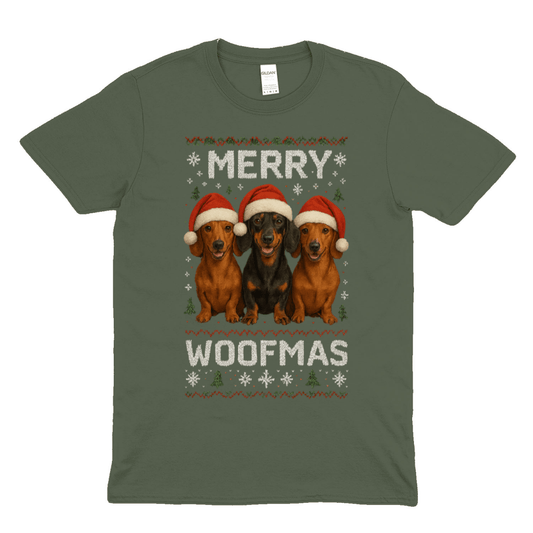 Khaki T-Shirt mit Schriftzug Merry-Woofmas und drei Dackeln in Weihnachtsmützen im Ugly-Sweater-Stil für Hundeliebhaber.