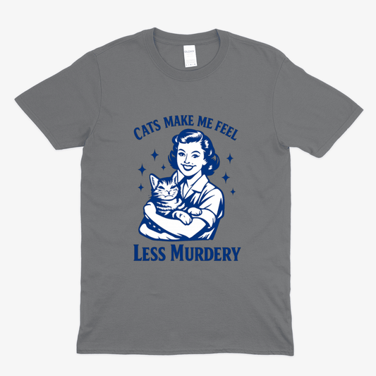 Graues T-Shirt mit Schriftzug Cats-Make-Me-Feel-Less-Murdery und Retro-Illustration einer Frau mit Katze im 50er-Jahre-Vintage-Stil für Katzenliebhaber und Introvertierte.