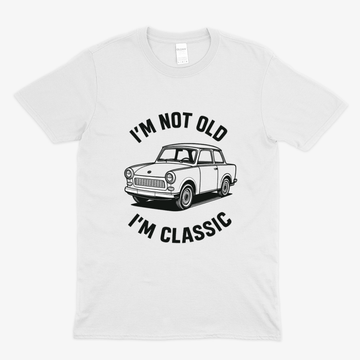 Weißes T-Shirt mit Vintage-Design zeigt einen klassischen Trabant 601 und dem Text Im Not Old Im Classic von True Insights.